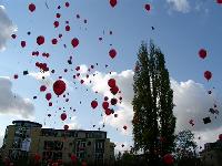 11.25 Uhr steigen über 1000 Luftballons auf